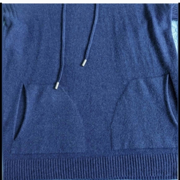 Navy blue long sleeve sweater hoodie pullover, medium, 2 front pockets, by Cyrus - Picture 7 of 11